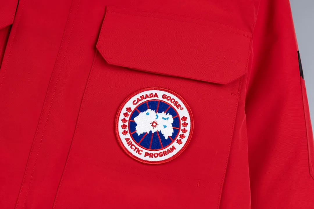 P820 (Top wolf fur version delivery handbag) Canada Goose Canada Goose #Expedition expedition parka classic down jacket ➖ Imported 21-count polyester-cotton blended original fabric [last year’s 16-count/18-count hard fabrics have been completely eliminated, this year all use 21-count genuine synchronous fabrics, the soft mid-band feels delicate and textured], genuine synchronous Feather-Light 10D waterproof coated fabric, made of 84.5% polyester fiber and 15.5% cotton, 100% the best feel in the entire network! ➖ The genuine official website uses the national standard 80 white duck down, and will never be misled by false claims such as 90 down or goose down! ➖ Using the best nylon lining with double double-layer sealing design, velvet-proof No. 7 needle + grid-filled down ready-made garments, there is 100% no so-called velvet running! ➖ The cuffs are designed with thickened seamless threads, and the collar and pockets are lined with top-quality polar fleece to keep you warm and comfortable! ➖ Yoshida YKK provides original custom-made electroplated sliders. YKK two-way lockable zippers are tight and smooth and will not peel off paint! ➖ 3M composite guarantees that the Velcro is the same as the original, durable, and all accessories and hardware are custom-made! ➖ The imported Behringer embroidery machine customizes the 10,000-needle embroidery logo, and 98% of the replicas restore the original logo. ➖ ​​The fur collars are all made of large pieces of Western Canadian blue wolf leather, ensuring that each fur collar is 13-15cm wide!